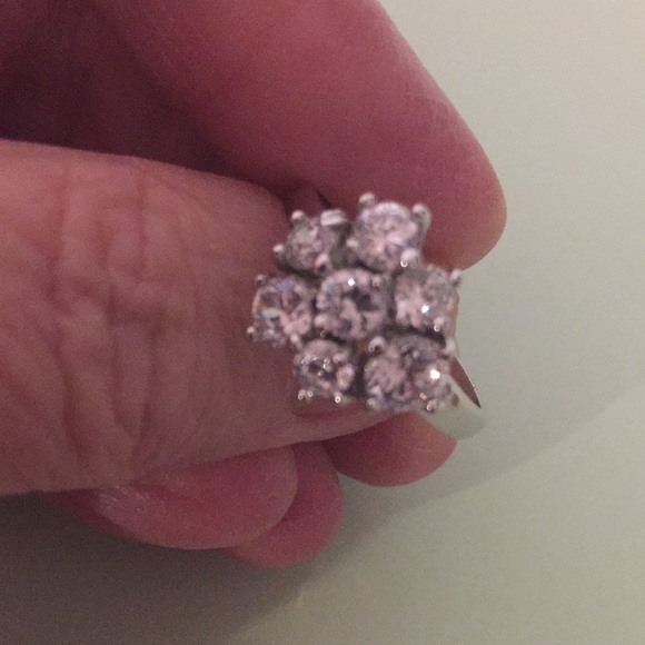 Beautiful ring, costume jewelry, size 7 1/2 - Picture 2 of 7